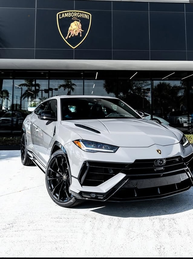 2026 Lamborghini urus photo 3
