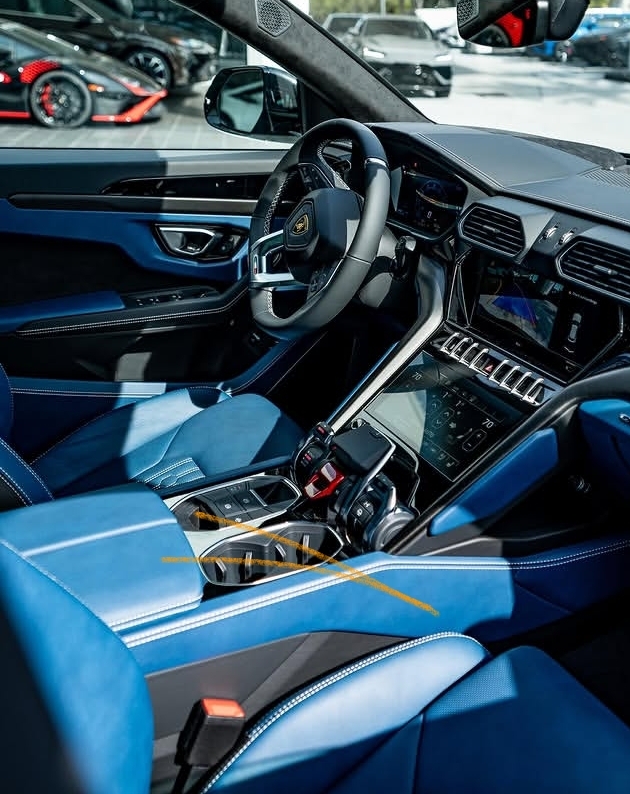 2026 Lamborghini urus photo 2